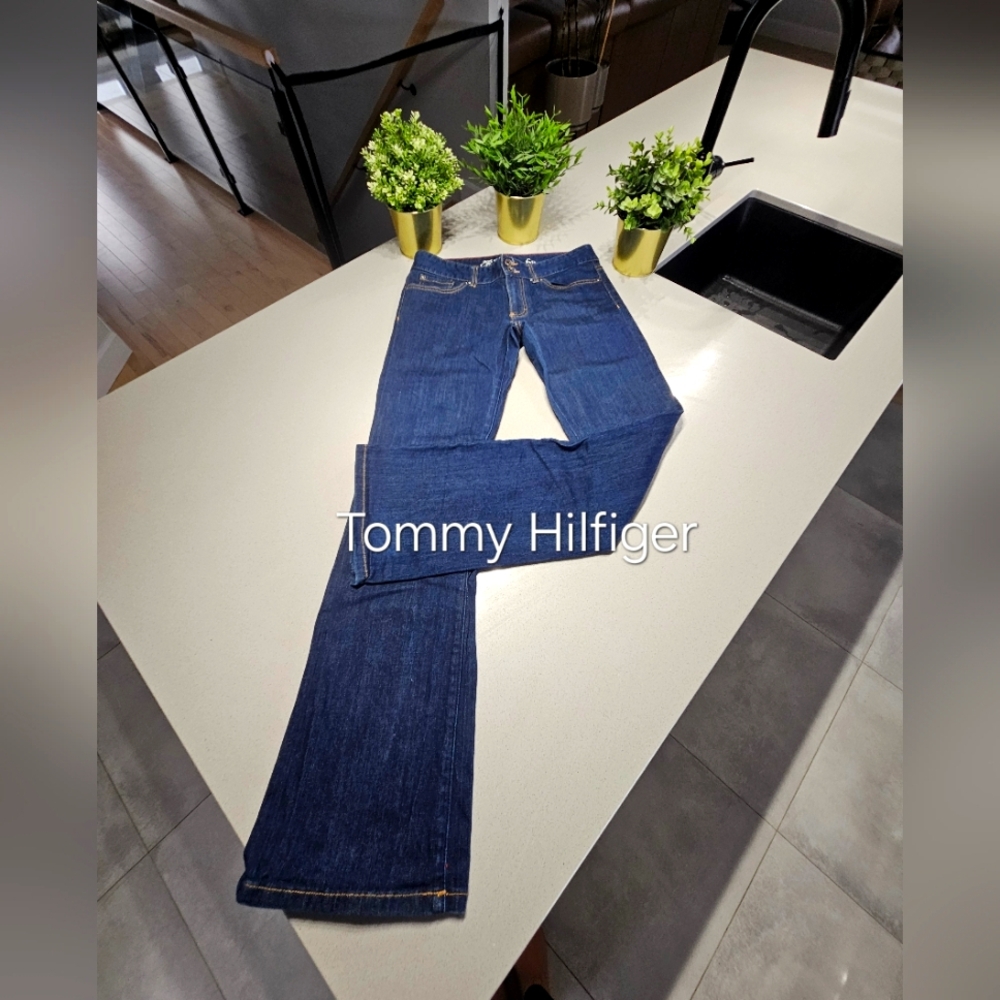 TOMMY HILFIGER Superbe jeans bleu foncé uni avec logo